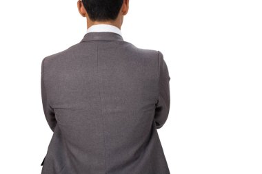 Düşünceli iş adamı kollarını kavuşturup kameraya karşı duruyor.