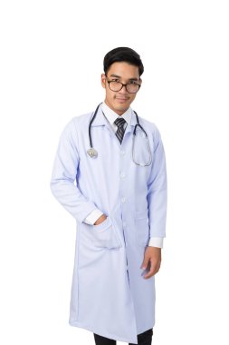 stetoskop ile gülümseyen genç bir erkek doktor portresi 