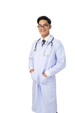 stetoskop ile gülümseyen genç bir erkek doktor portresi 