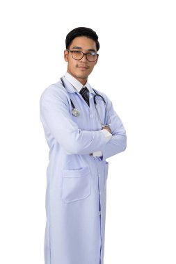 gülümseyen genç erkek doktor stetoskop ve çarpı işareti silah ile 