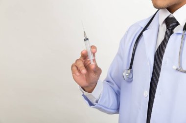 Doktor şırınga ile tıbbi enjeksiyon için hazırlanıyor