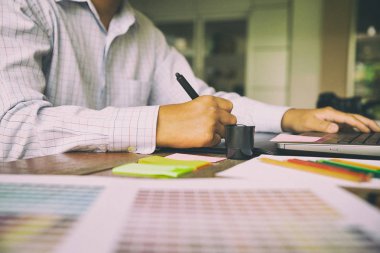 serbest grafik tasarımcı kullanarak dijital tablet, bilgisayar, adam w