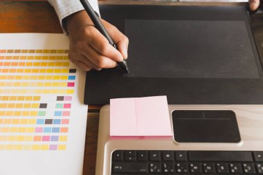 serbest grafik tasarımcı kullanarak dijital tablet, bilgisayar, adam w