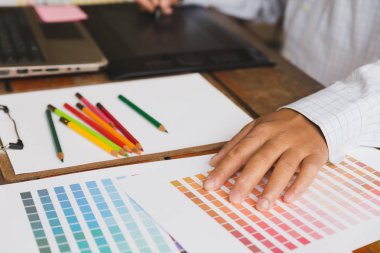 serbest grafik tasarımcı kullanarak dijital tablet, bilgisayar, adam w