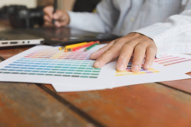 serbest grafik tasarımcı kullanarak dijital tablet, bilgisayar, adam w