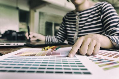 serbest grafik tasarımcı kullanarak dijital tablet, bilgisayar, kadın