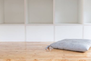 Boş beyaz bookshelf, duvar dolabı ahşap zemin ile