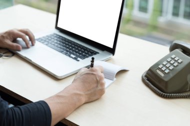 bir dizüstü bilgisayar kullanarak, wo otururken not yazma başlangıç adam