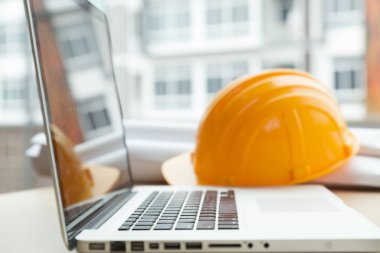 dizüstü bilgisayar, turuncu kask, blueprint rol ile mühendis Masası