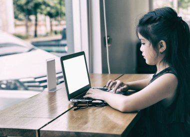 öğrenme, kullanma online eğitim Asya öğrenci kız dizüstü yüklü