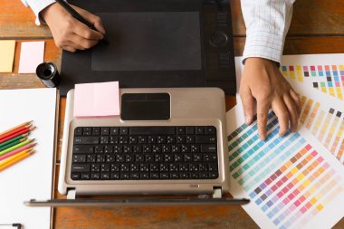 serbest grafik tasarımcı kullanarak dijital tablet, bilgisayar, adam w