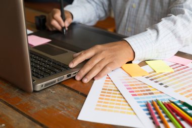 serbest grafik tasarımcı kullanarak dijital tablet, bilgisayar, adam w