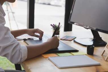 Serbest grafik tasarımcı dijital tablet üzerinde çizim. iş kadın