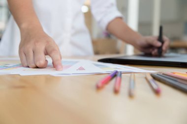 Serbest grafik tasarımcı dijital tablet üzerinde çizim. iş kadın