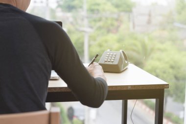 bir dizüstü bilgisayar kullanarak, wo otururken not yazma başlangıç adam