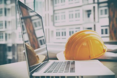 dizüstü bilgisayar, turuncu kask, blueprint rol ile mühendis Masası