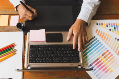 serbest grafik tasarımcı kullanarak dijital tablet, bilgisayar, adam w