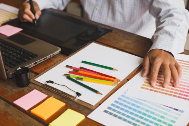 serbest grafik tasarımcı kullanarak dijital tablet, bilgisayar, adam w