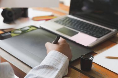 serbest grafik tasarımcı kullanarak dijital tablet, bilgisayar, adam w