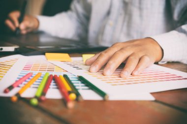 serbest grafik tasarımcı kullanarak dijital tablet, bilgisayar, adam w