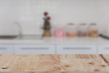 Beyaz Mutfak Tezgah iç seçilen odak ahşap ile bulanık ta