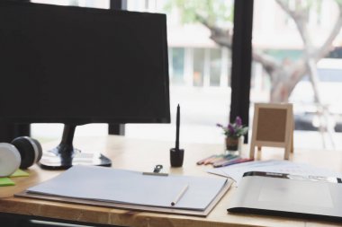 grafik tasarımcı iş - dijital tablet, bilgisayar scre ve Danışma