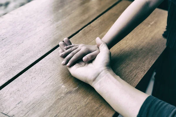 Toque de Amor. Una mano de niña tocando una palma de su padre. Bon — Foto de Stock