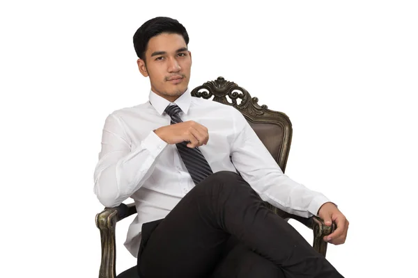 Uomo d'affari che indossa camicia bianca seduto sulla sedia e posa sopra — Foto Stock