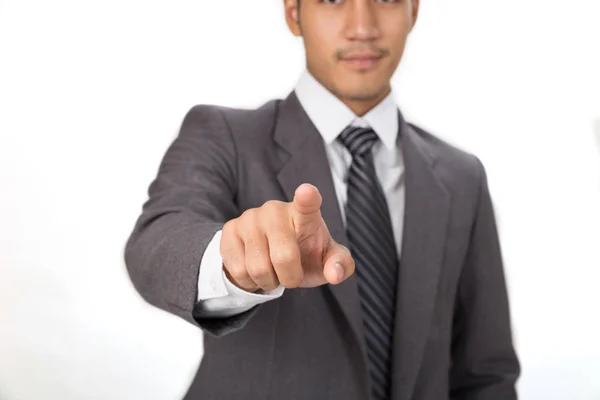 Geschäftsmann im grauen Anzug steht und zeigt auf Kamera — Stockfoto