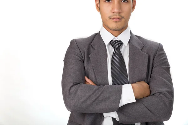Doordachte zakenman pose op camera met armen gekruist op wit — Stockfoto