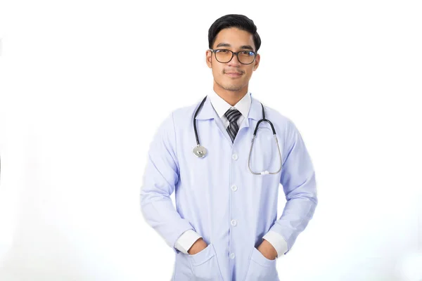 Stetoskop ile gülümseyen genç bir erkek doktor portresi — Stok fotoğraf
