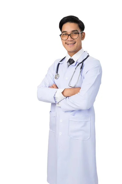 Sonriente joven doctor masculino con estetoscopio y brazos cruzados —  Fotos de Stock