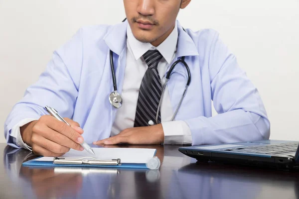 डॉक्टर डेस्क पर मेडिकल ऑफिस क्लिनिक में आरएक्स प्रिस्क्रिप्शन लिख रहा है , — स्टॉक फ़ोटो, इमेज
