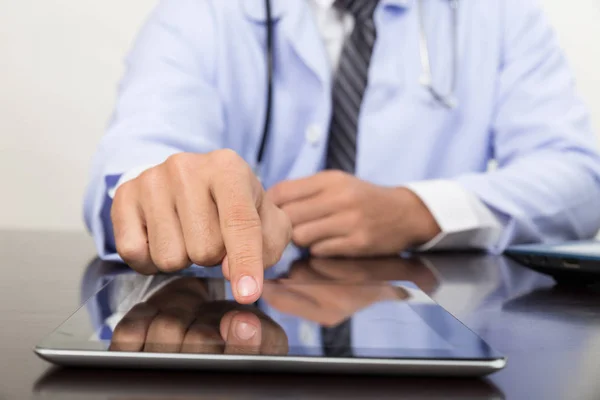 Arzt arbeitet mit modernem Tablet und Laptop - — Stockfoto