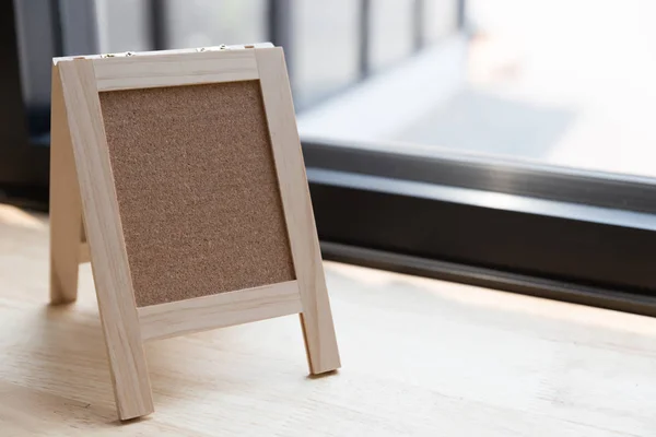Corkboard na drewnianym stole. — Zdjęcie stockowe
