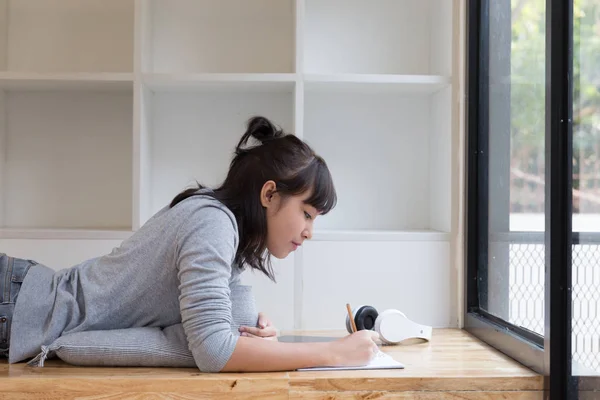 アジアの女の子女性 10 代の学校で勉強学生が横になっていると — ストック写真