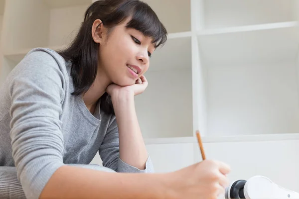 アジアの女の子女性 10 代の学校で勉強学生が横になっていると — ストック写真