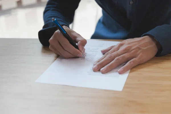 Hombre de negocios firma documento de contrato haciendo un trato en la oficina, b — Foto de Stock