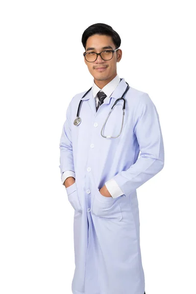 Retrato de un joven médico sonriente con estetoscopio —  Fotos de Stock