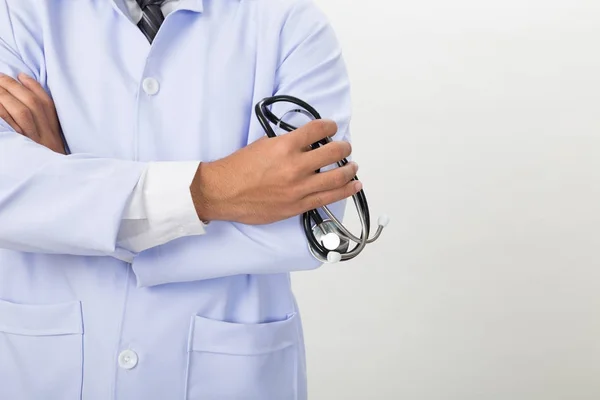 Mladý doktor, lékař, v ruce drží svůj stetoskop s rukou — Stock fotografie