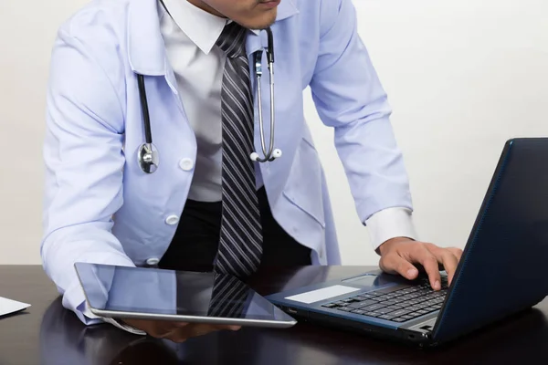 Lekarz medycyny pracy z nowoczesnego komputera typu tablet i laptop - — Zdjęcie stockowe