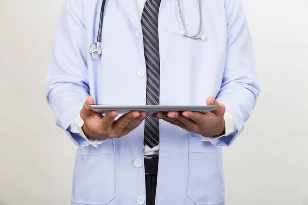 Medizinerin arbeitet mit modernem Tablet-Computer — Stockfoto