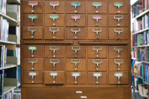 Un gabinete de madera de estilo antiguo de la tarjeta de la biblioteca o catálogo de archivos ind —  Fotos de Stock