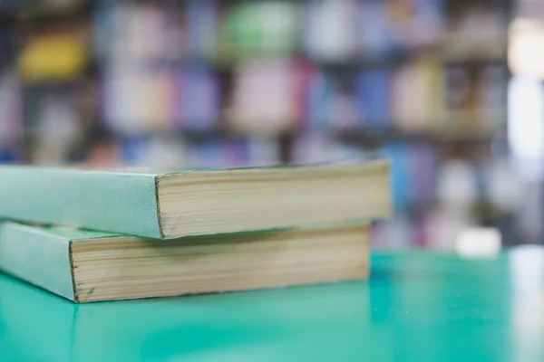 Ein Stapel alter Bücher auf dem Tisch mit verschwommenem Buch in der Bibliothek, educati — Stockfoto