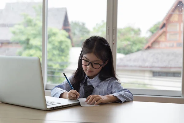 Schöne Schülerin lernen online, lernen, schreiben — Stockfoto