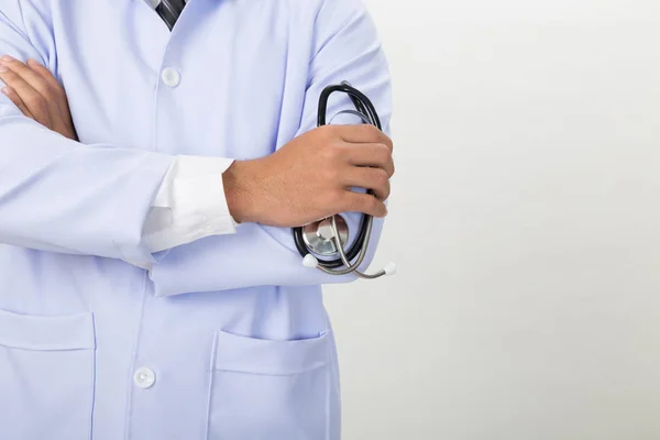 Joven doctor, médico sosteniendo su estetoscopio en la mano con el brazo — Foto de Stock