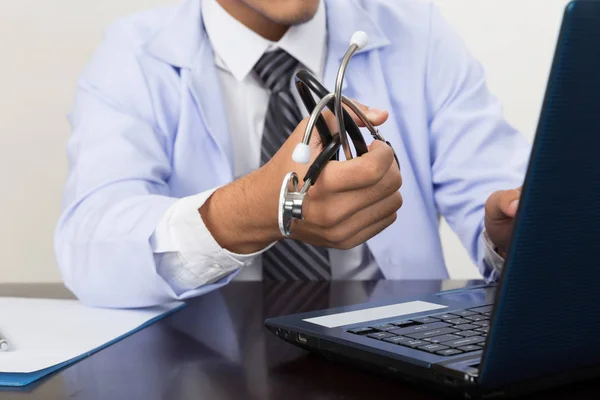 Doutor, médico segurando estetoscópio mostrando registros médicos em — Fotografia de Stock