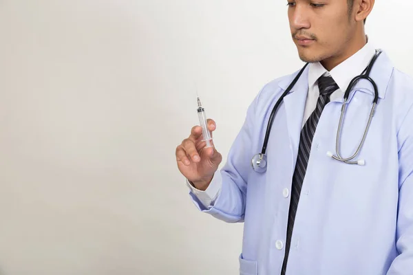 Doutor com seringa está se preparando para injeção médica — Fotografia de Stock