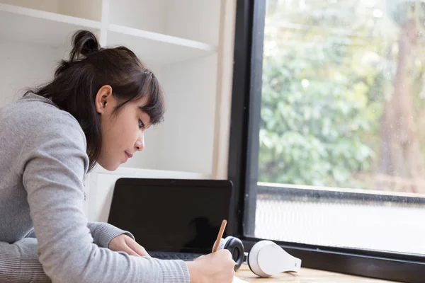 アジアの女の子女性 10 代の学校で勉強学生が横になっていると — ストック写真