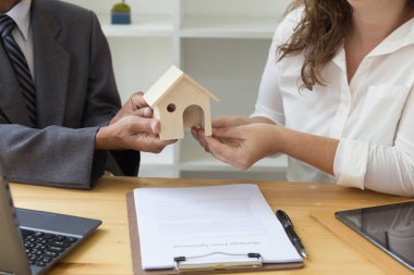 Eller ev modelini masa başında anlaşmalı diğer ellere veriyor.. 